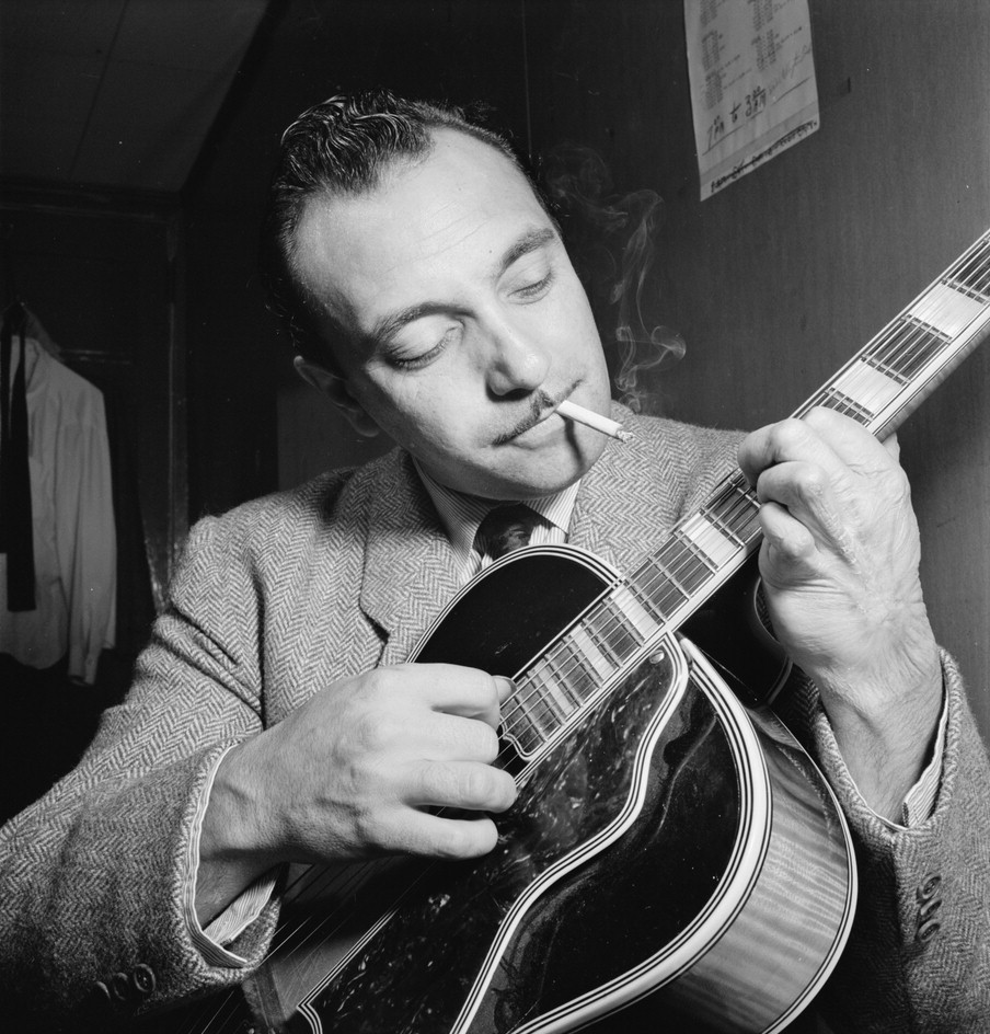 Django Reinhardt spielt Gitarre